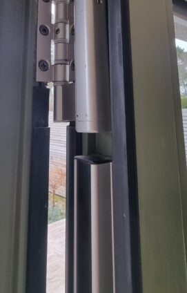 Bifolding door hinge